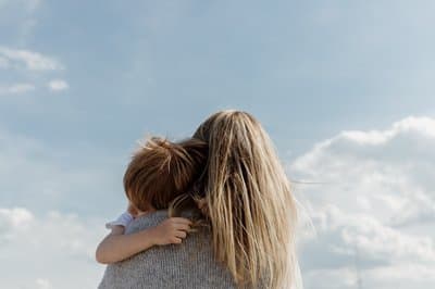 Trauma u dzieci – objawy, typy i terapia. Jak rozpoznać i pomóc?